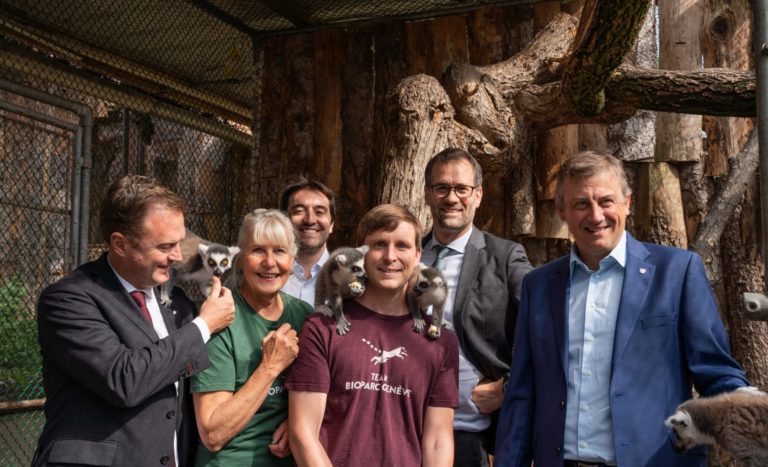 ANNONCE DE LA RELOCALISATION DU BIOPARC

Marc Kilcher, Conseiller administratif de Thônex
Avana, Lémurienne née au Bioparc Genève le 23 mai 2018
Christina Meissner, Vice-présidente du Conseil de Fondation
Bruno da Silva, Maire de Thônex
Elisoa, Lémurienne née au Bioparc Genève le 19 mars 2022
Dr Tobias Blaha, Directeur du Bioparc Genève
Entso, Lémurien né au Bioparc Genève le 29 avril 2022
Antonio Hodgers, Conseiller d’Etat et Vice-président du Conseil d’Etat Pascal Uehlinger, Conseiller administratif de Thônex