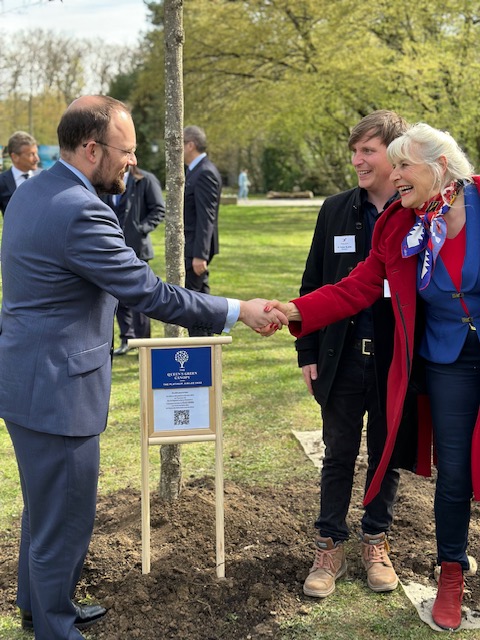 L'arbre du Jubilé entouré de Son Excellence l'ambassadeur James Squire, de Tobias Blaha et de Christina Meissner du Bioparc