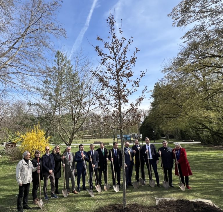 De gauche à droite: Pierre Challandes, Tobias Blaha, Michel Milinkovitch, Eva Vaucher-Elfenkämper, Jean-Luc Forni, Bruno Da Silva, Alain Kolly, Florian Gross, Marc Kilcher, SE James Squire, Jean-Luc Boesiger, Antonio Hodgers, Mauro Poggia et Christina Meissner du Bioparc